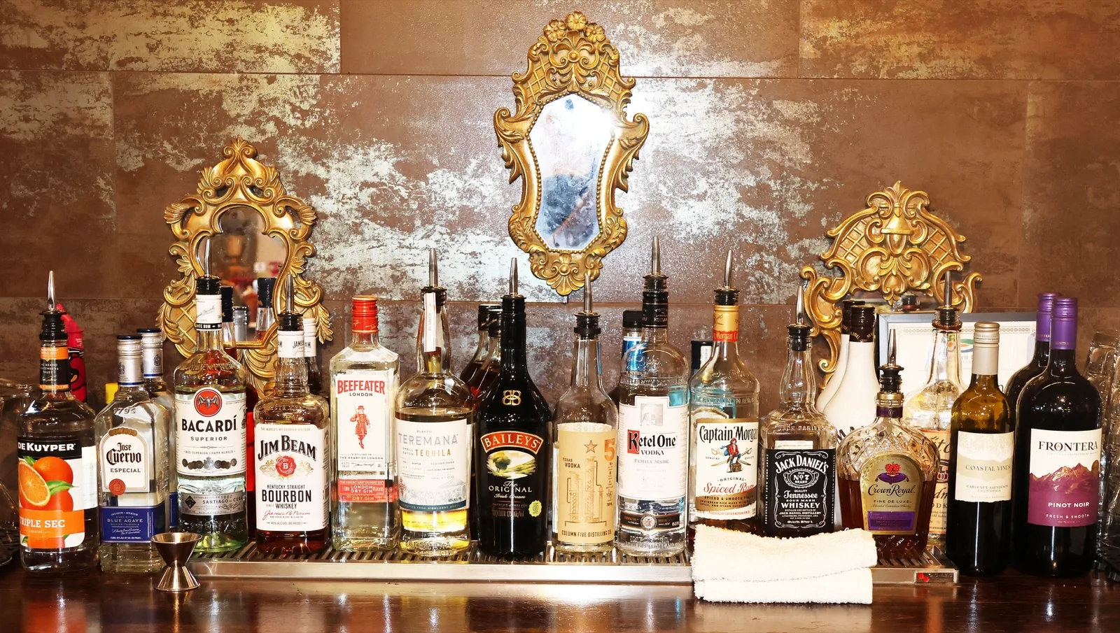 Full bar with spirits and wine at The Venue Clermont during Sunday brunch